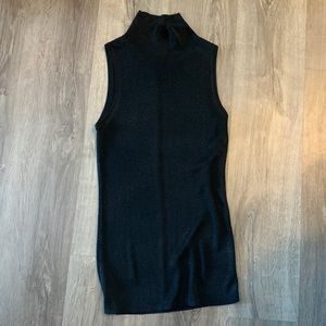 Sleeveless loose turtleneck top